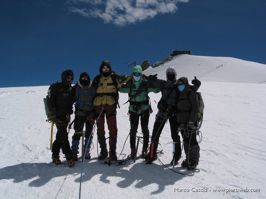 23_Foto di gruppo tutti belli imbacuccati sotto il Margherita.JPG